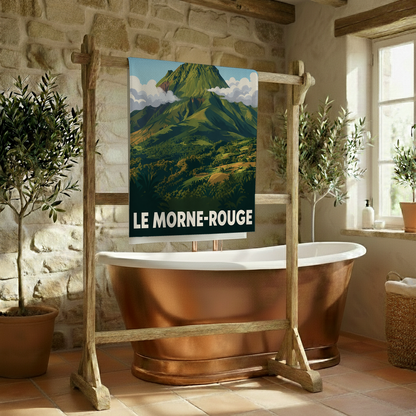 Serviette de bain souvenir de la ville de Le Morne-Rouge avec une illustration stylisée de montagne.