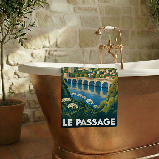 Serviette de bain souvenir de la ville de Le Passage avec une illustration stylisée d'un pont.
