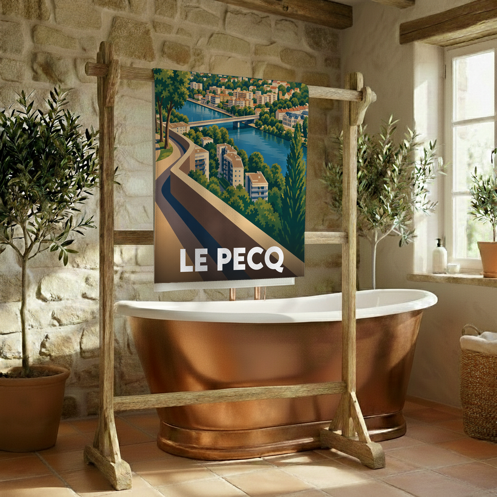 Serviette de bain souvenir de la ville du Pecq avec une illustration stylisée.