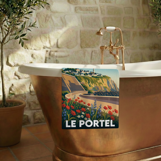 Serviette de bain souvenir de la ville de Le Portel avec une illustration stylisée de son littoral.