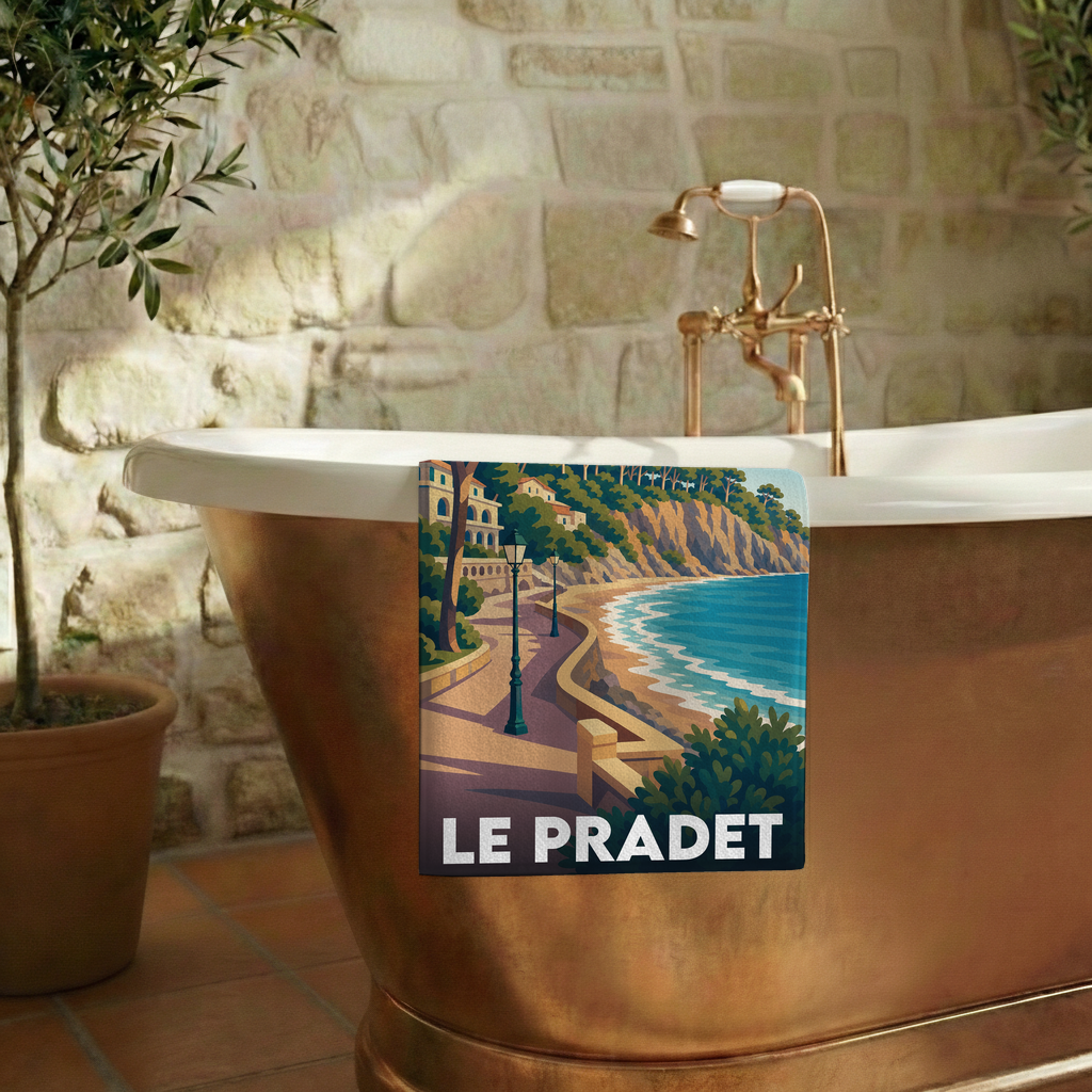 Serviette de bain souvenir de la ville de Le Pradet avec une illustration côtière stylisée.