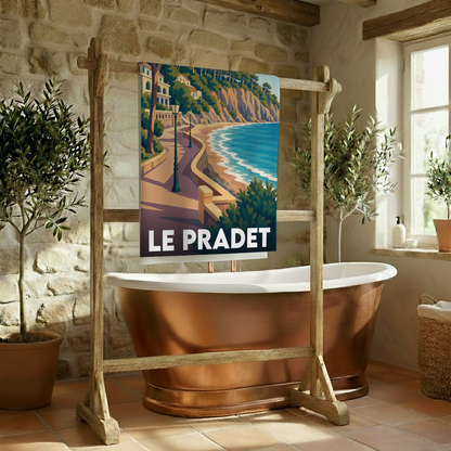 Serviette de bain souvenir de la ville de Le Pradet avec une illustration stylisée du littoral.