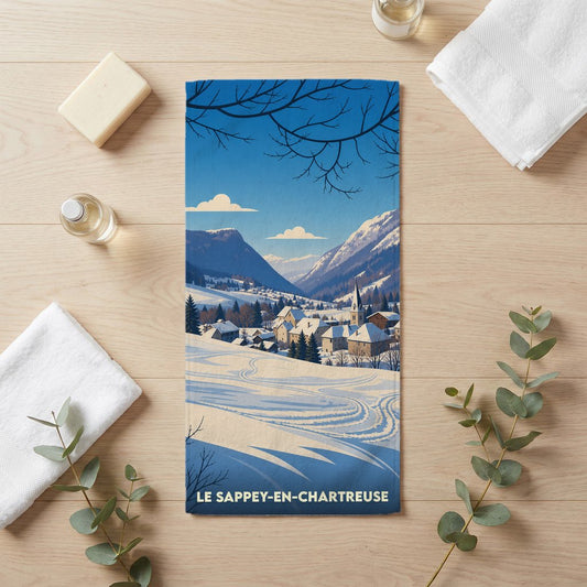 Serviette de bain souvenir de la ville de Le Sappey-en-Chartreuse avec une illustration hivernale stylisée.