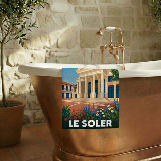 Serviette de bain souvenir de la ville de Le Soler avec une illustration stylisée de son architecture.
