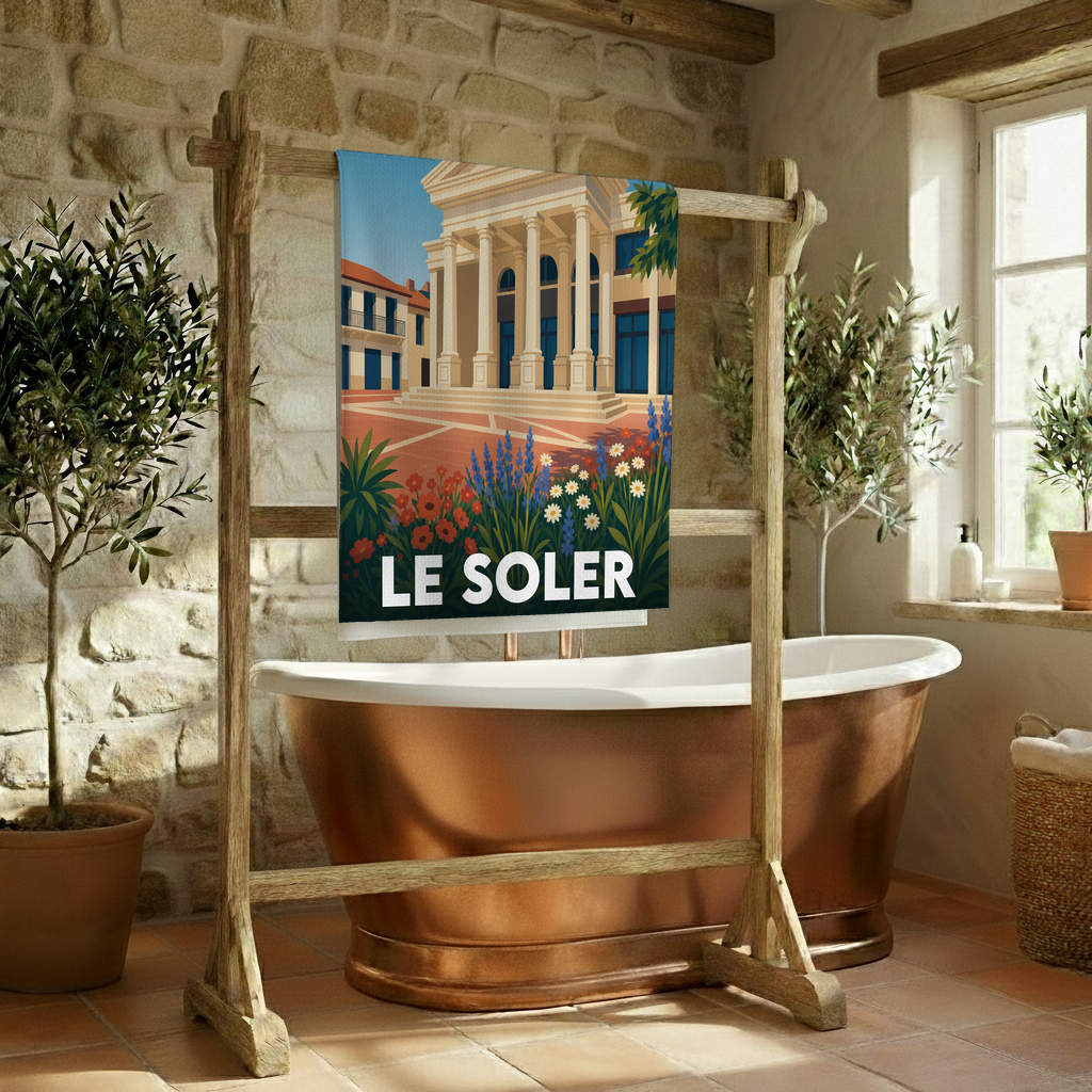 Serviette de bain souvenir de la ville de Le Soler avec une illustration stylisée d'un monument historique et de fleurs.