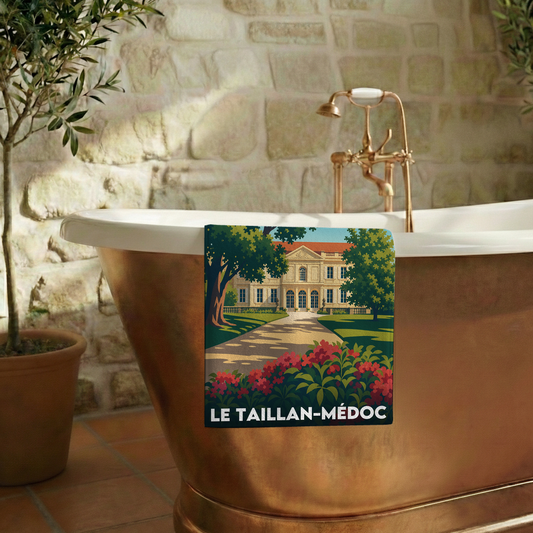 Serviette de bain souvenir de la ville du Taillan-Médoc avec une illustration stylisée d'un château.