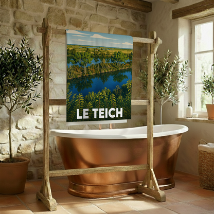 Serviette de bain souvenir de la ville de Le Teich avec une illustration stylisée d'un paysage naturel.