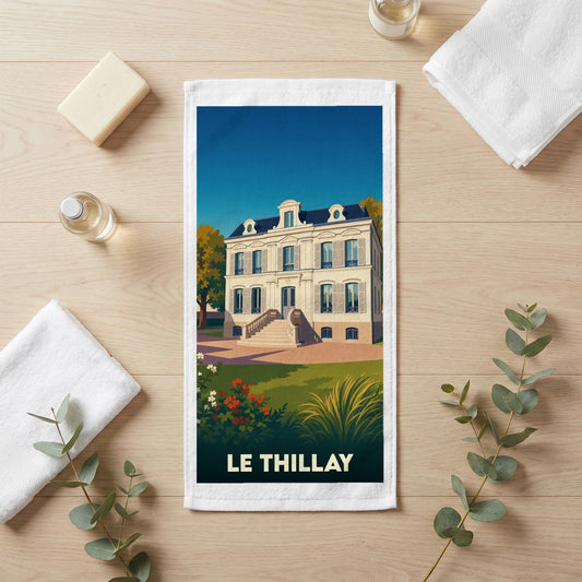 Serviette de bain souvenir de la ville de Le Thillay avec une illustration stylisée d'une demeure classique.