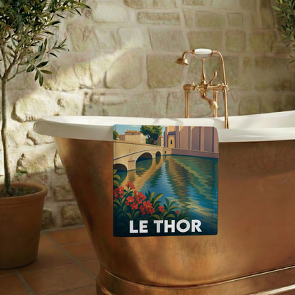 Serviette de bain souvenir de la ville de Le Thor avec une illustration stylisée.