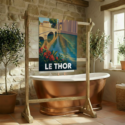 Serviette de bain souvenir de la ville de Le Thor avec une illustration stylisée d'un pont sur l'eau.