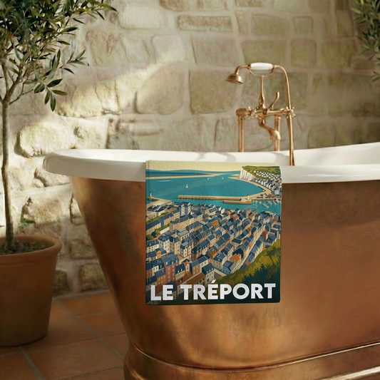 Serviette de bain souvenir de la ville de Le Tréport avec une illustration stylisée.