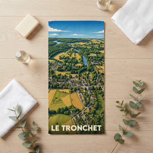 Serviette de bain souvenir de la ville de Le Tronchet avec une illustration aérienne stylisée.