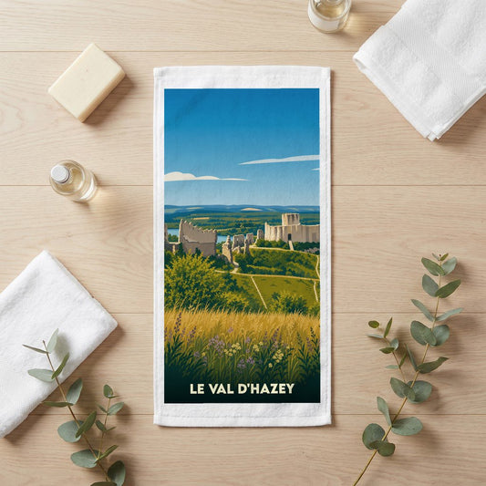 Serviette de toilette souvenir de la ville de Le Val d'Hazey avec une illustration de paysage champêtre et médiéval.
