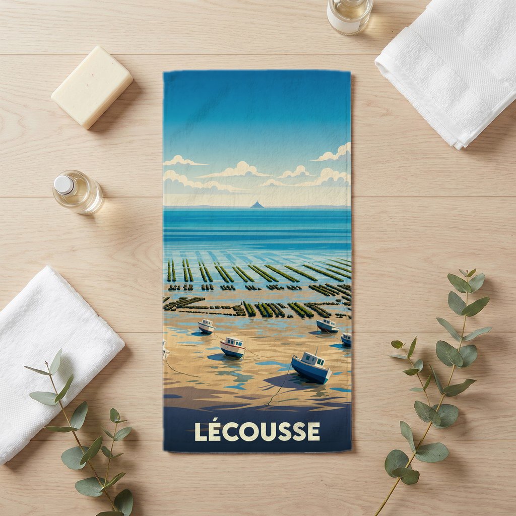 Serviette de bain souvenir de la ville de Lécousse avec une illustration stylisée d'un paysage côtier.