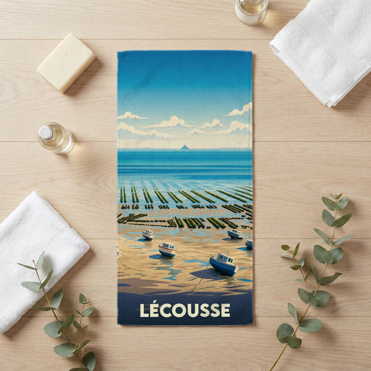 Serviette de bain souvenir de la ville de Lécousse avec une illustration stylisée d'un paysage côtier.