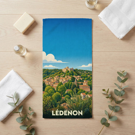 Serviette de bain souvenir de la ville de Lédenon avec une illustration stylisée d'un village perché.