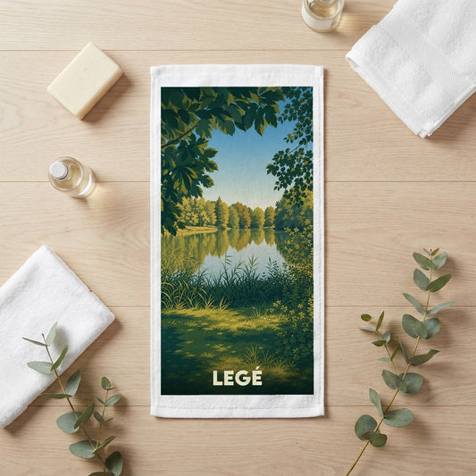Serviette de bain souvenir de la ville de Legé avec une illustration stylisée de paysage naturel.