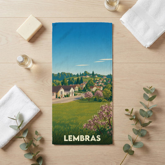 Serviette de bain souvenir de la ville de Lembras illustrée d'un paysage de campagne verdoyant.