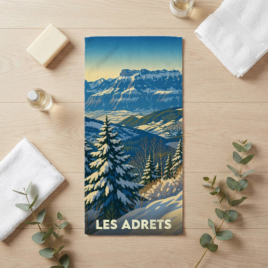 Serviette de bain souvenir de la ville de Les Adrets avec une illustration de paysage montagneux enneigé.