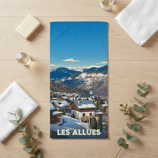 Serviette de bain souvenir de la ville de Les Allues avec une illustration de paysage de montagne enneigé.