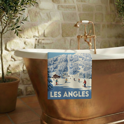 Serviette de bain souvenir de la ville des Angles avec une illustration stylisée d'une station de ski.