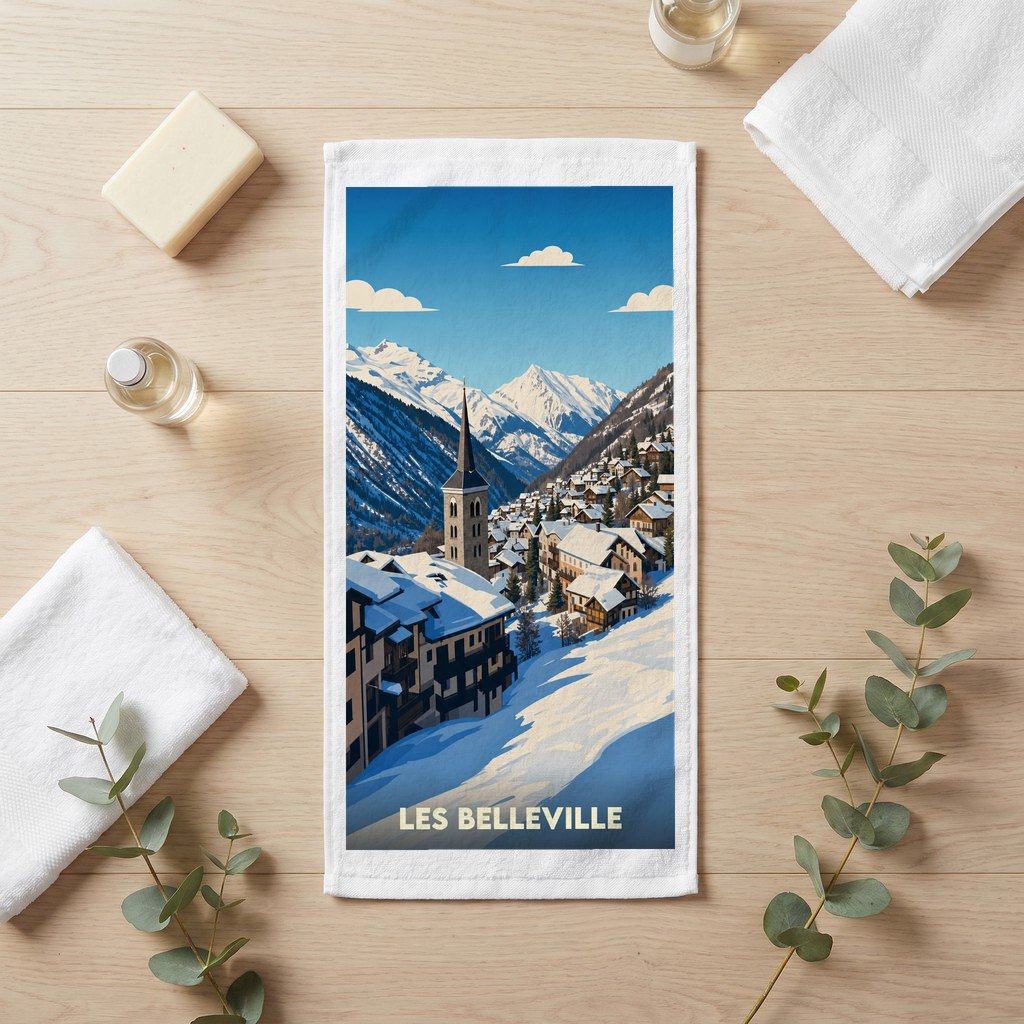 Serviette de bain souvenir de la ville de Les Belleville avec une illustration stylisée d'un village enneigé.