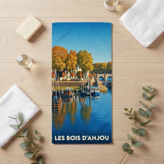 Serviette de bain souvenir de la ville de Les Bois d'Anjou illustrée d'un paysage de bord de rivière automnal.