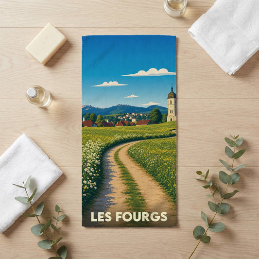 Serviette de bain souvenir de la ville de Les Fourgs avec une illustration stylisée de paysage champêtre.
