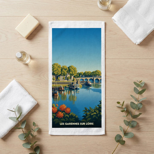 Serviette de bain souvenir de la ville de Les Garennes sur Loire avec une illustration stylisée des bords de Loire.