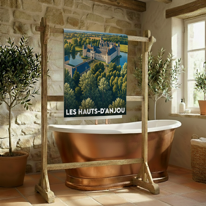 Serviette de bain souvenir de la ville des Hauts-d'Anjou avec une illustration stylisée d'un château entouré de verdure.