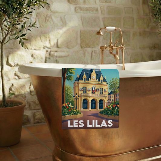 Serviette de bain souvenir de la ville de Les Lilas avec une illustration stylisée de l'hôtel de ville.