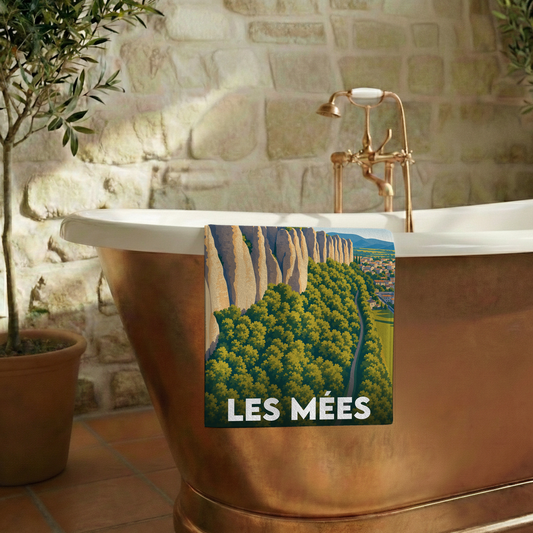 Serviette de bain souvenir de la ville de Les Mées avec une illustration stylisée.