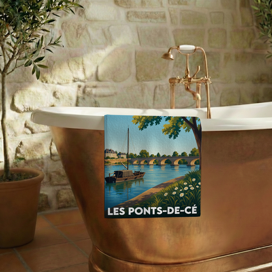 Serviette de bain souvenir de la ville de Les Ponts-de-Cé avec une illustration stylisée.