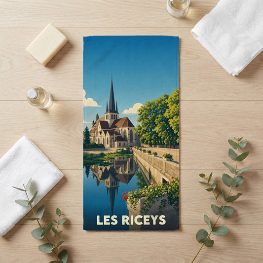 Serviette de bain souvenir de la ville de Les Riceys avec une illustration stylisée d'une église se reflétant dans l'eau.