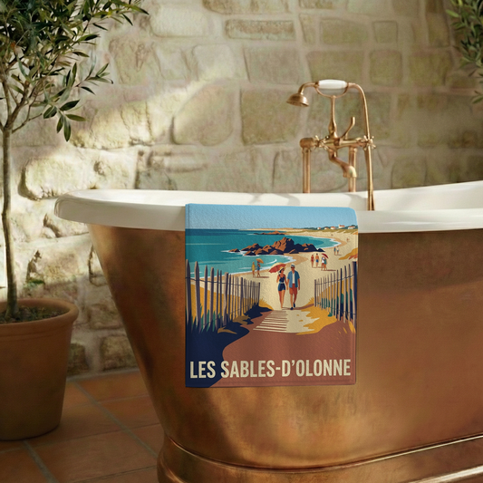 Serviette de bain souvenir de la ville de Les Sables-d'Olonne avec une illustration stylisée.