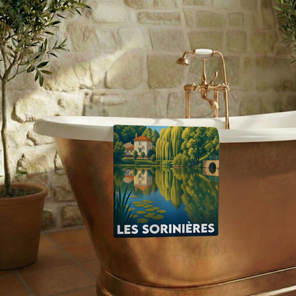 Serviette de bain souvenir de la ville de Les Sorinières avec une illustration stylisée.