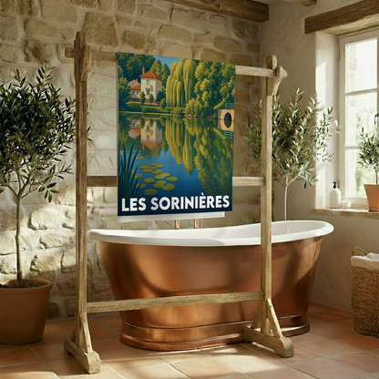 Serviette de bain souvenir de la ville de Les Sorinières illustrée d'un paysage lacustre stylisé.
