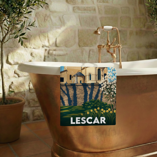 Serviette de bain souvenir de la ville de Lescar avec une illustration stylisée.
