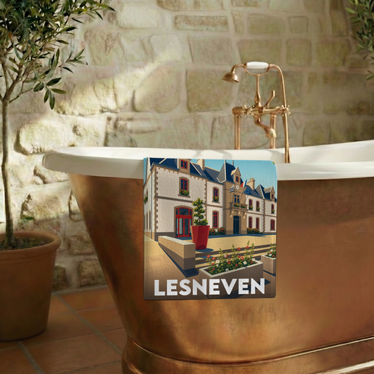 Serviette de bain souvenir de la ville de Lesneven avec une illustration stylisée de l'Hôtel de Ville.