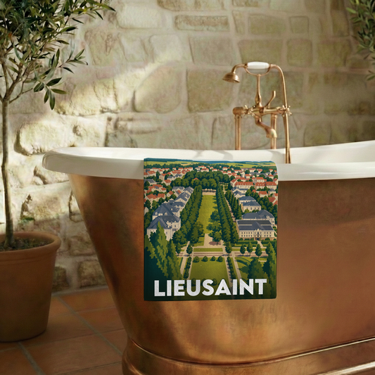 Serviette de bain souvenir de la ville de Lieusaint avec une illustration stylisée.