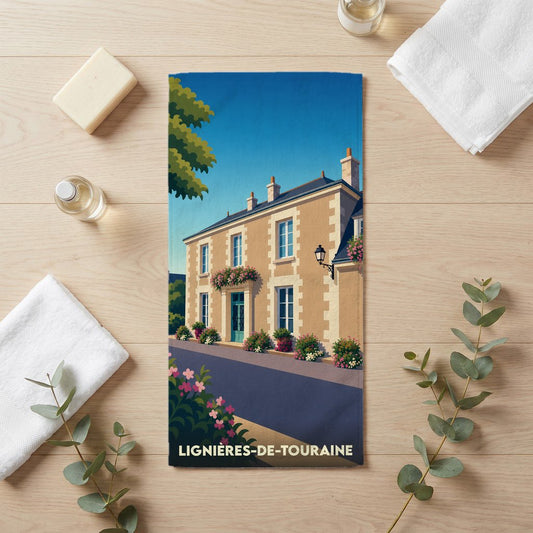 Serviette de bain souvenir de la ville de Lignières-de-Touraine avec une illustration stylisée d'une maison tourangelle.