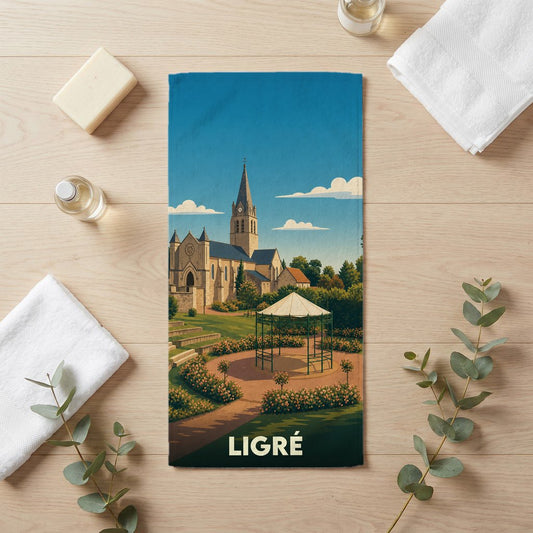 Serviette de bain souvenir de la ville de Ligré avec une illustration stylisée.