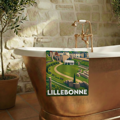 Serviette de bain souvenir de la ville de Lillebonne avec une illustration stylisée de son théâtre antique.
