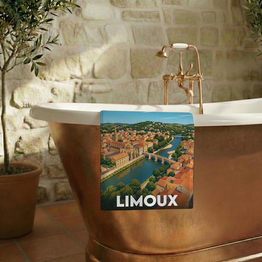 Serviette de bain souvenir de la ville de Limoux avec une illustration stylisée.