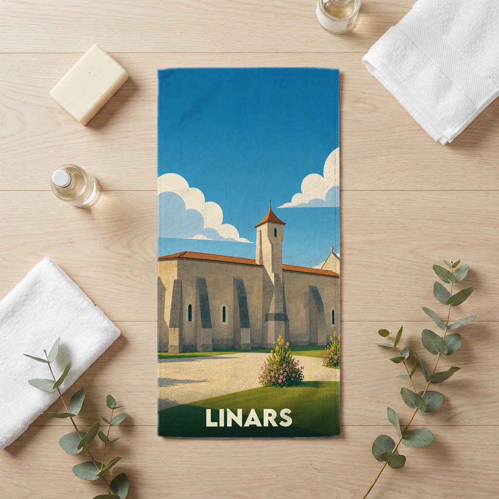 Serviette de bain souvenir de la ville de Linars avec une illustration stylisée de son église sous un ciel bleu.