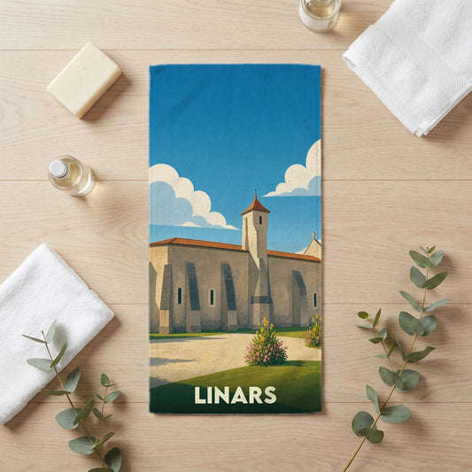 Serviette de bain souvenir de la ville de Linars avec une illustration stylisée de son église sous un ciel bleu.