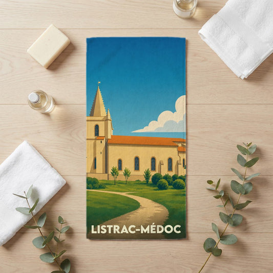 Serviette de bain souvenir de la ville de Listrac-Médoc illustrée par une église stylisée sous un ciel bleu.