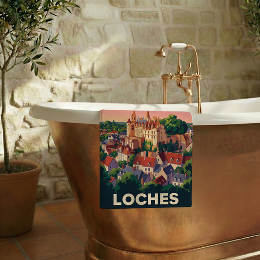 Serviette de bain souvenir de la ville de Loches avec une illustration stylisée.