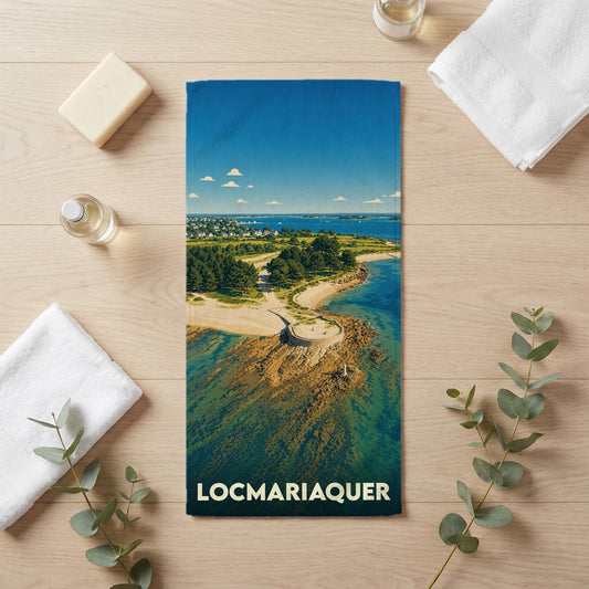 Serviette de bain souvenir de la ville de Locmariaquer illustrée d'une vue aérienne stylisée de la côte bretonne.