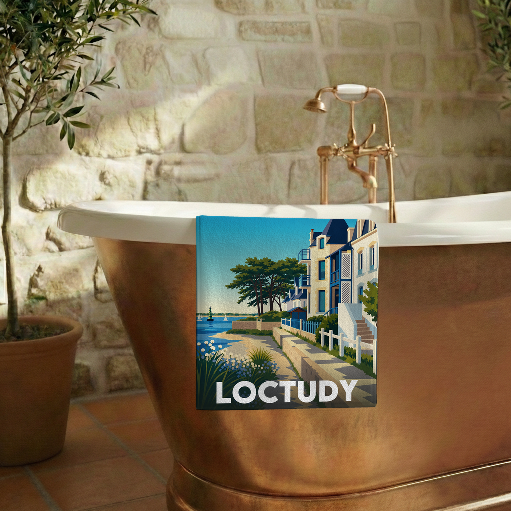 Serviette de bain souvenir de la ville de Loctudy avec une illustration stylisée de son bord de mer.